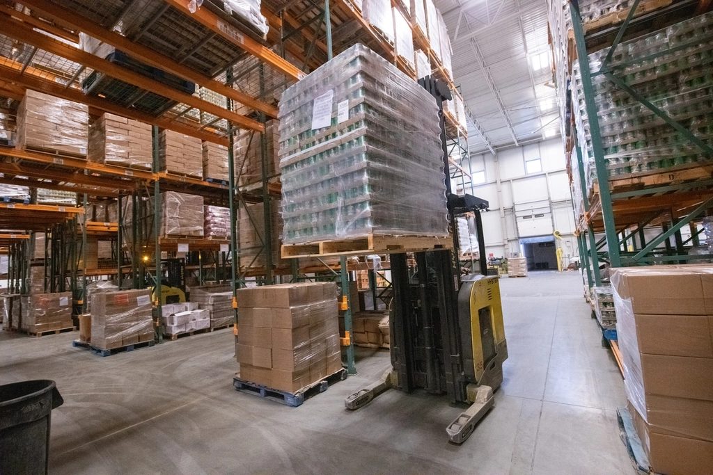 Almacén con mercadería paletizada