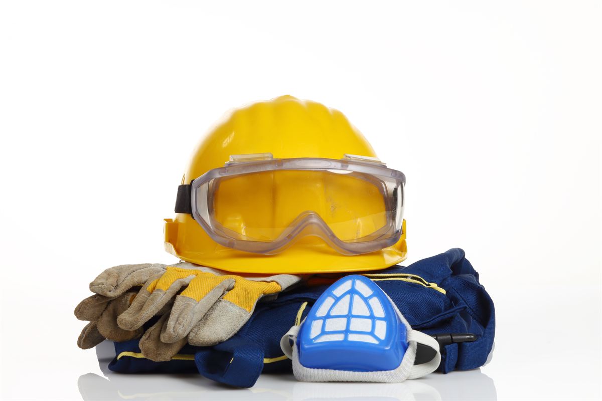 Casco, lentes, guantes, respirador y ropa de trabajo