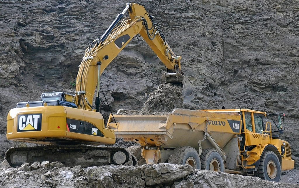 Excavadora cargando un volquete en obra