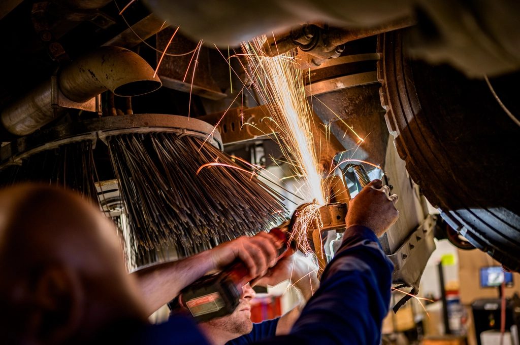 Técnico de mantenimiento trabajando con amoladora