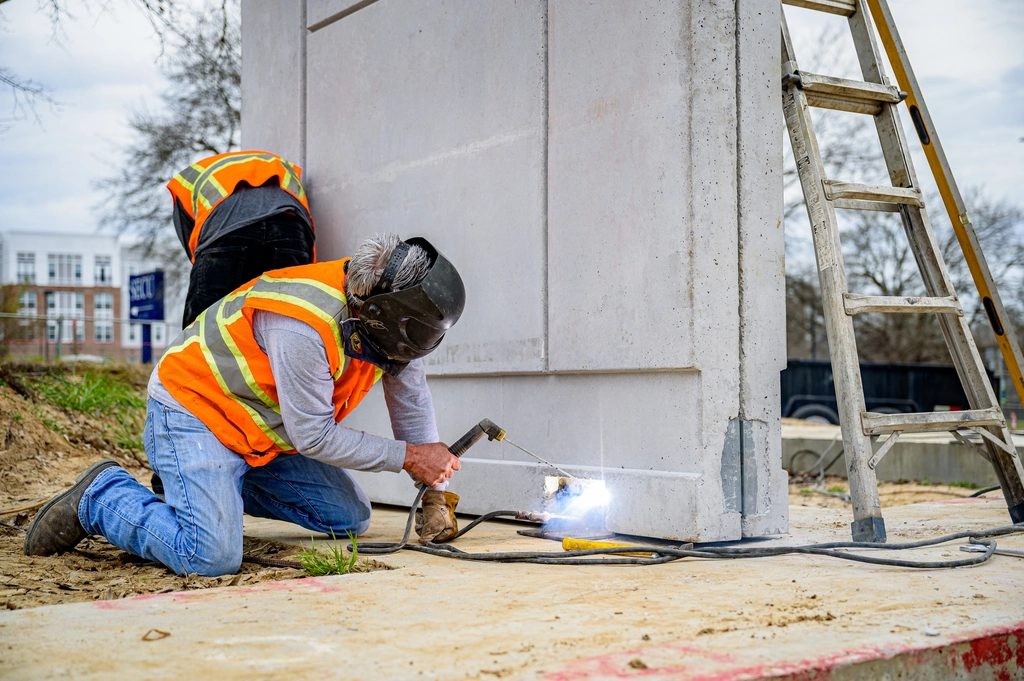 Soldador con equipo de protección trabajando en obra